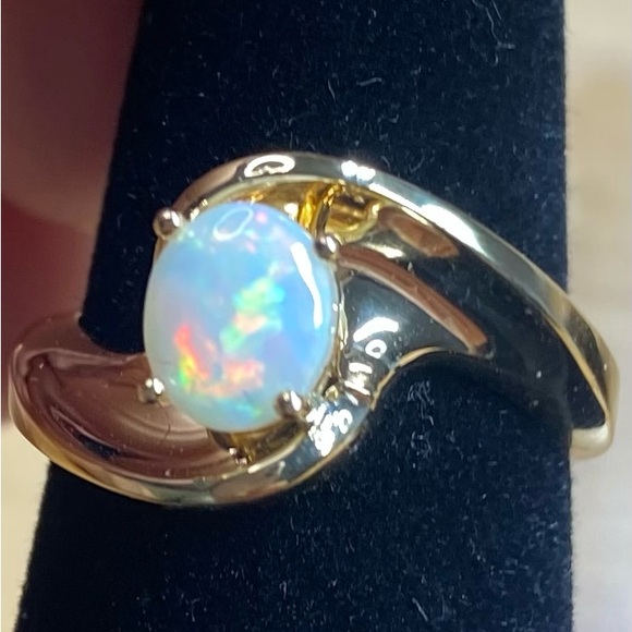 14 karat Yellow Gold and Australian Opal Ring - Picture 11 of 13